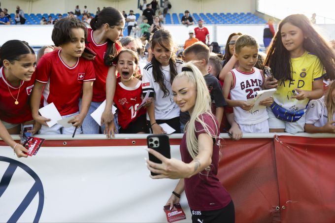Alisha Lehmann macht Fotos mit jungen Fans. Alisha Lehmann