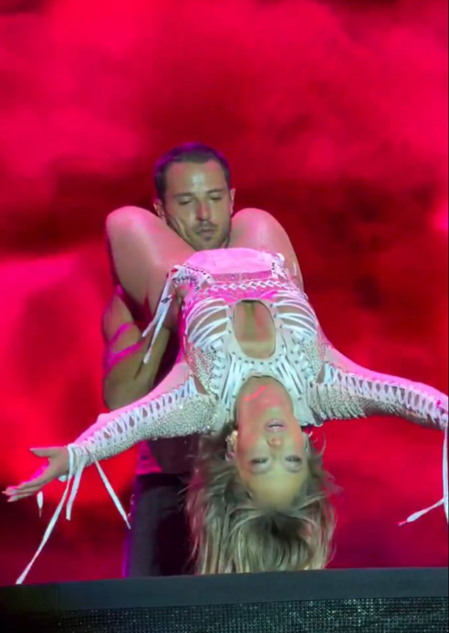 Jennifer Lopez' schlüpfrige Performance kommt nicht bei allen gut an.