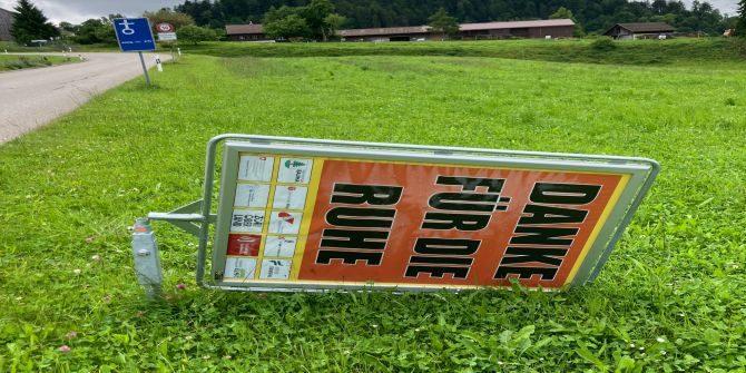 Zerstörter Plakatständer
