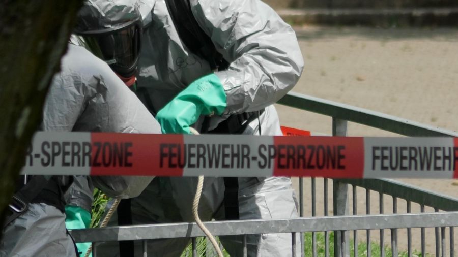 Einige Einsatzkräfte tragen Schutzanzüge.