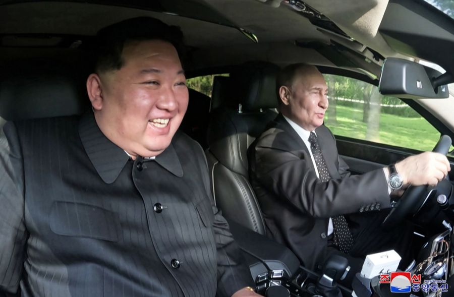 Wladimir Putin fährt Kim Jong Un in einer Limousine durch Pjöngjang, Nordkorea.