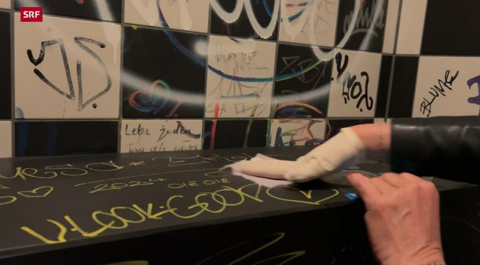 Mit einem Wischtest sucht Daniela Lager nach Kokain auf den Toiletten. daniela lager