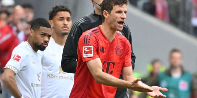 Thomas Müller musste bis zur 84. Minute auf seinen 500. Liga-Einsatz warten. Thomas Müller musste bis zur 84. Minute auf seinen 500. Liga-Einsatz warten.