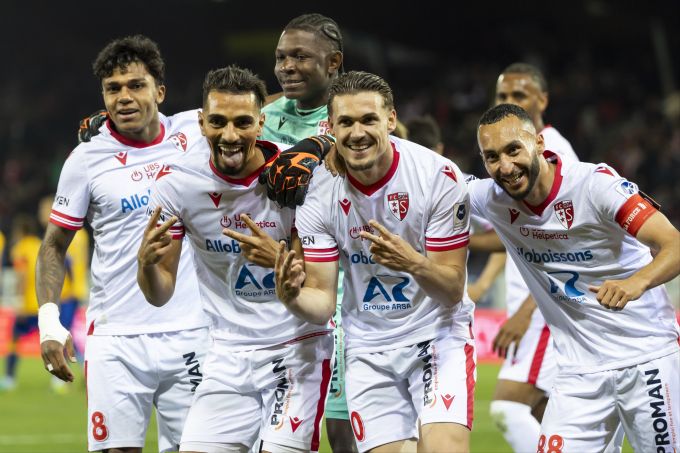 Benjamin Kololli feiert mit seinen Teamkollegen ein Tor für den FC Sion gegen GC. Sion GC Kololli
