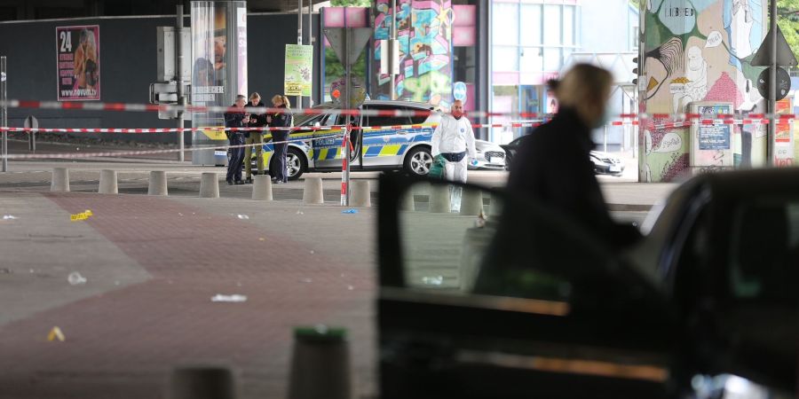 Bei dem Angriff auf die Bielefelder Fussballfans wurden mehrere Menschen verletzt. (Archivbild)
