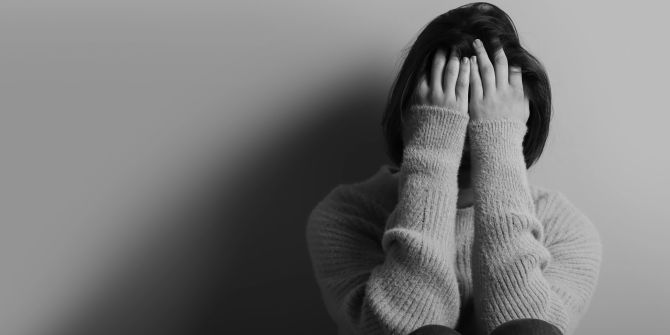 Frau hält sich die Hände vors Gesicht, Verzweiflung