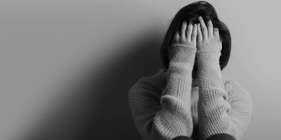 Frau hält sich die Hände vors Gesicht, Verzweiflung