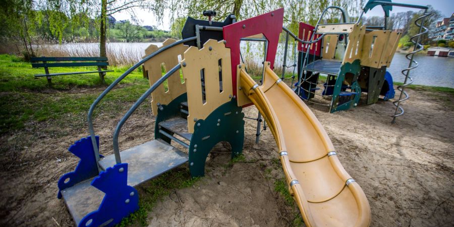 Grund: Auf Spielplätzen könnten Kinder mit belasteten Böden in Kontakt kommen.