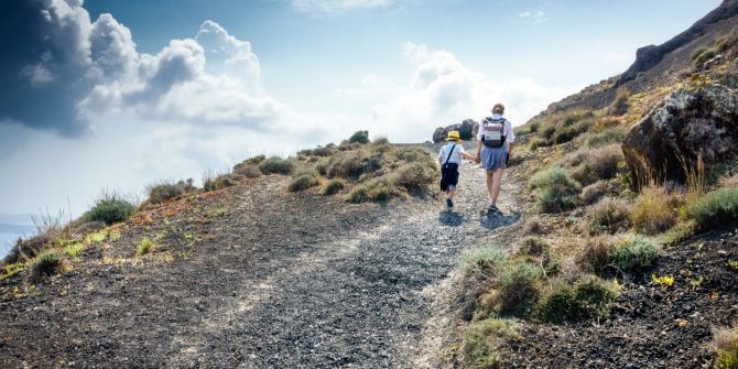 Mutter und Kund beim Wandern
