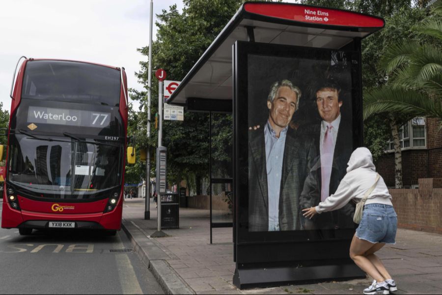 Bushaltestelle Poster Trump Epstein