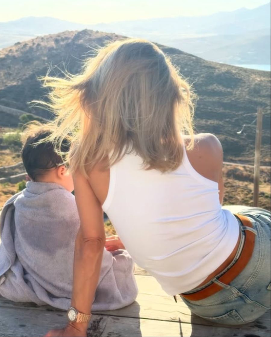 Michelle Hunziker teilt Fotos aus den Familienferien, hier sitzt sie neben Enkel Cesare.