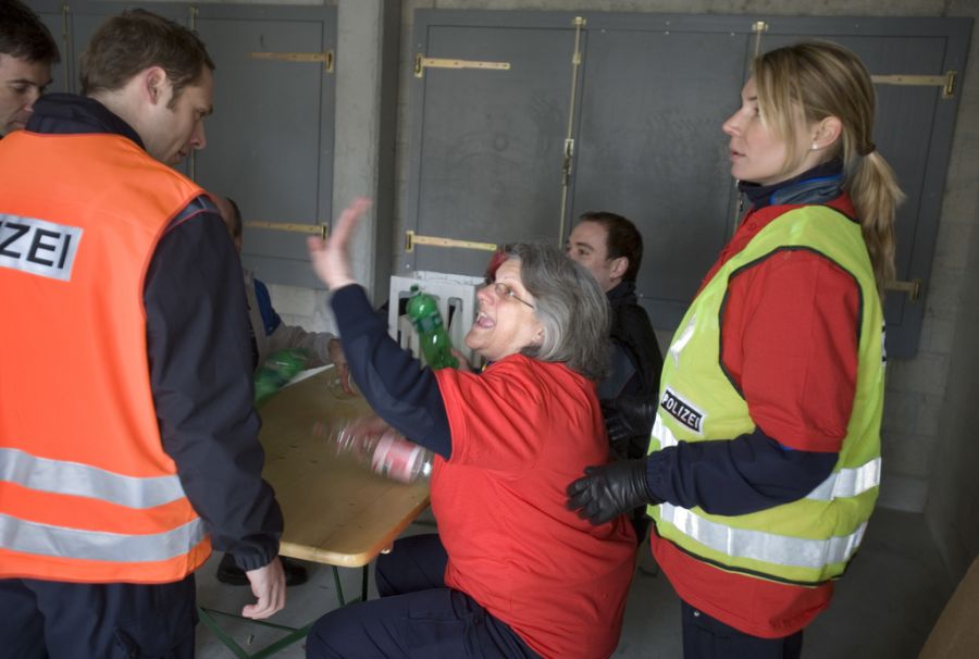 Die Polizei sollte erst gerufen werden, wenn freundliche Gespräche und das Informieren der Vermieter nicht fruchtet. (Symbolbild)