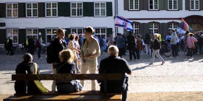 Menschen versammeln sich auf dem Münsterplatz zu einer Solidaritätskundgebung für den israelischen ESC-Teilnehmer Yuval Raphael vor dem zweiten Halbfinale beim 69. Eurovision Song Contest in Basel. Eurovision Song
