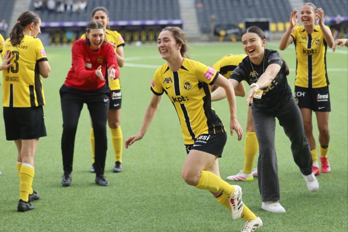 Die Spielerinnen von YB jubeln über den Einzug in den Playoff-Final. YB
