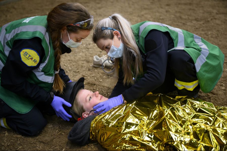 Ersthelfer sollten Patienten daher mit Decken wärmen. (Symbolbild)