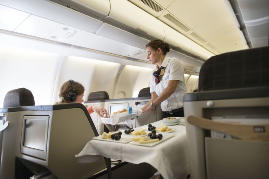 Die Swiss bestätigt, Raclette ganzjährig regelmässig auf längeren Kurzstreckenflügen in der Business-Class zu servieren.