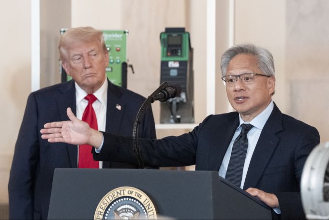 Auch Jensen Huang, Chef von KI Chip Hersteller Nvidia, zeigt sich erleichtert über die Ankündigung der US-Regierung. KI-Chips