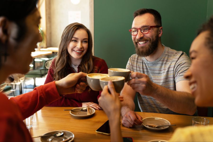 Freunde beim Kaffeetrinken
