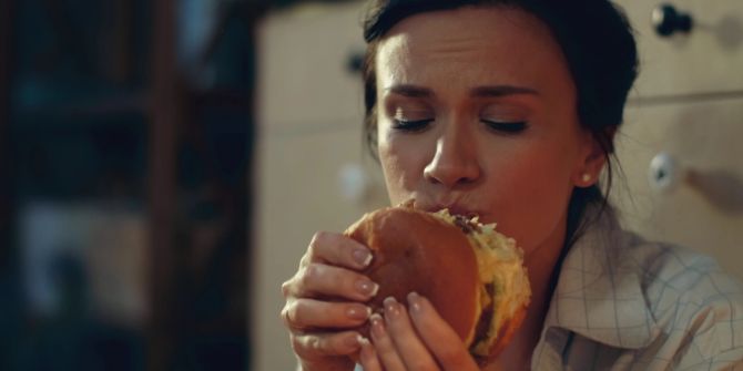 Frau isst Burger