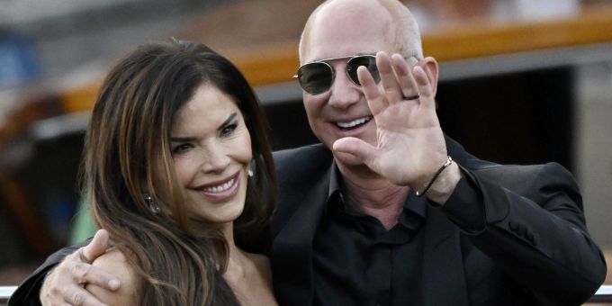 Lauren Sánchez Bezos und Jeff Bezos verliessen das Aman-Hotel, um am letzten Fest ihrer Hochzeitsfeierlichkeiten teilzunehmen – einen Tag nach ihrer Trauung in Venedig, Italien. Sánchez Bezos