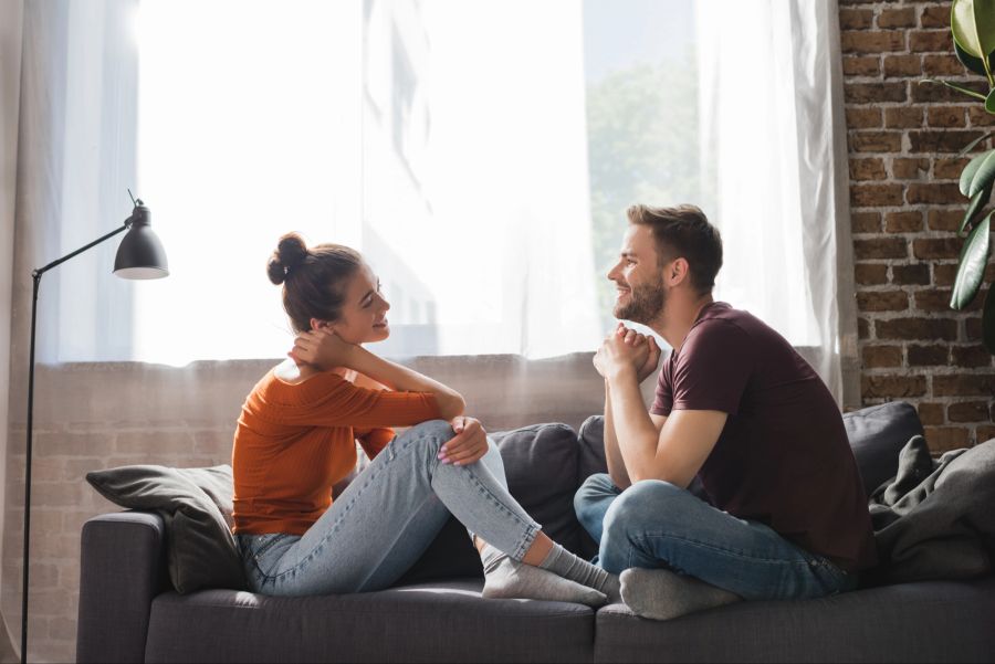 Mann und Frau auf dem Sofa, Paar
