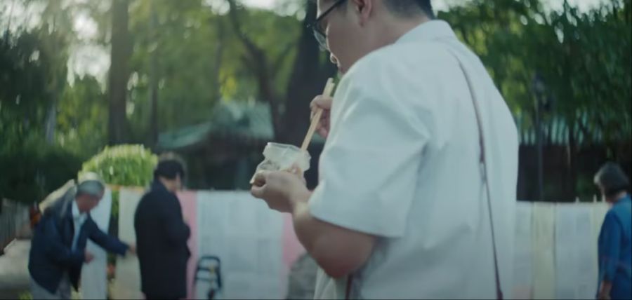 Die Videos zeigen fiktive Alltagsszenen eines chinesischen Beamten.