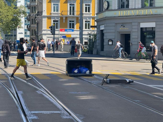 Die unbewilligte Nachdemo zum Tag der Arbeit hat in Zürich begonnen. 1. Mai Nachdemo