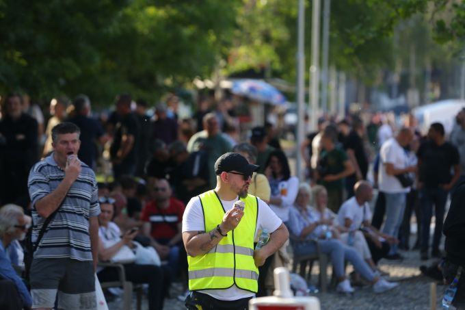 Regierungsbefürworter rufen Slogans, während Polizeibeamte sie nach der Kundgebung zum Internationalen Tag der Arbeit in Belgrad, Serbien, am 01. Mai 2025 von Regierungsgegnern trennen. (Symbolbild) serbien