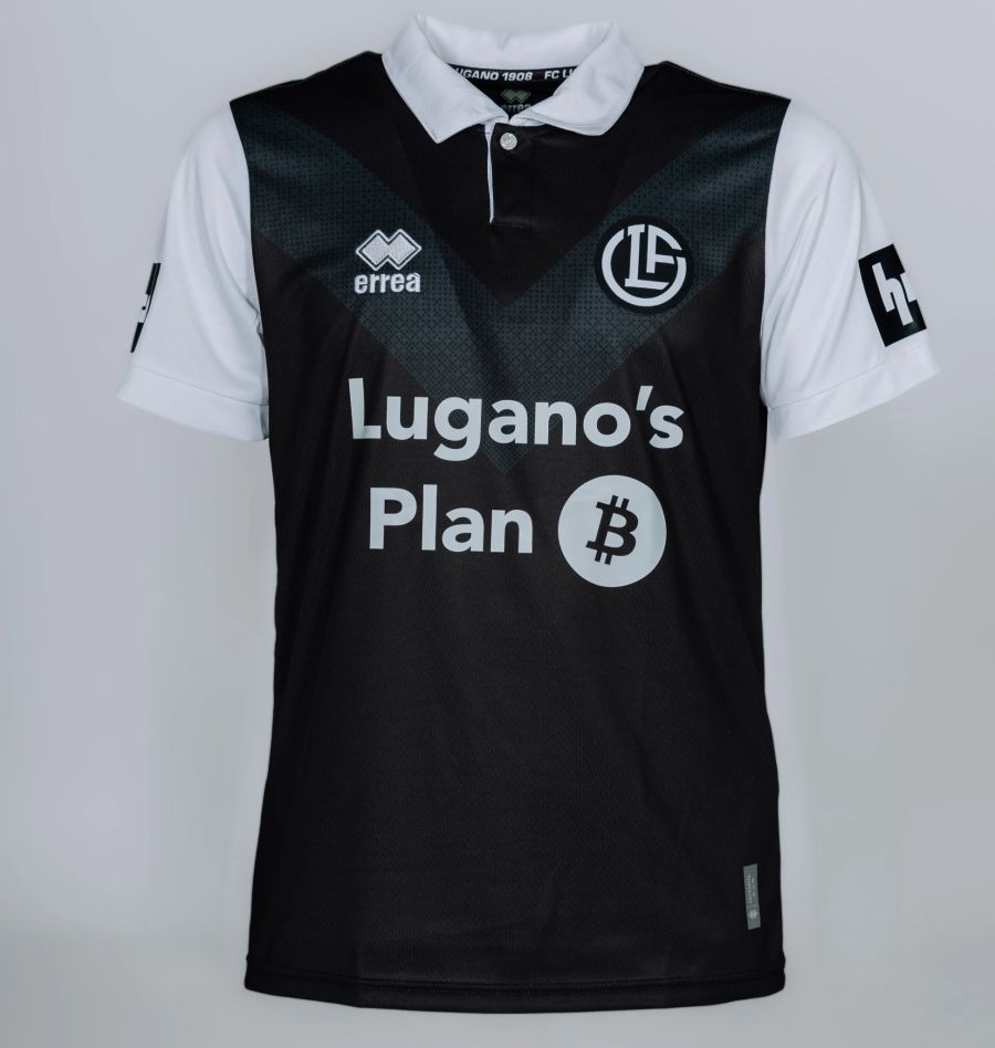 Das neue Heimtrikot des FC Lugano: Schwarz mit weiss abgesetzten Ärmeln und subtilem Chevron auf der Brust.
