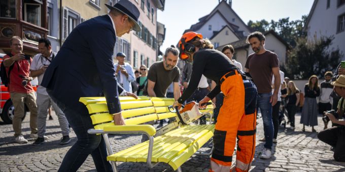 Der Stadtrat strebt an, Schaffhausen zur Schweizer Kulturhauptstadt 2030 zu machen. Wie auf dem Bild zu sehen ist, nahmen die Stadträte Daniel Preisig und Christine Thommen im Jahr 2024 an einer Aktion der Konzeptkünstler Frank und Patrik Riklin teil. Stadtrat