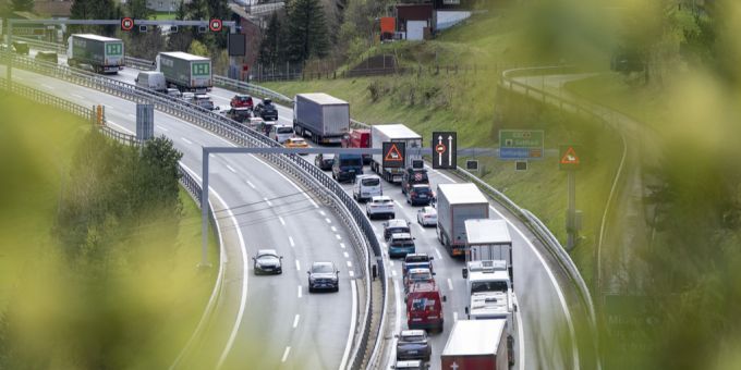 Stau gibt es nicht nur am Osterwochenende, sondern auch bei den Strassenverkehrsämtern. Stau