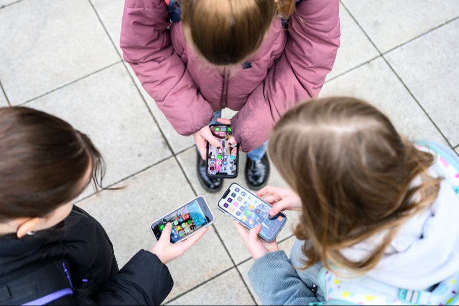 Schüler müssten keine Angst mehr haben, heimlich fotografiert und dann gehänselt zu werden.
