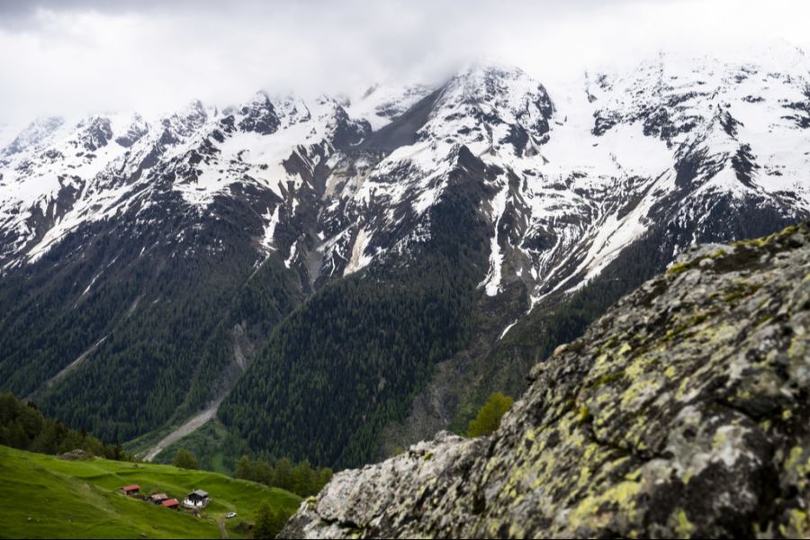 Der Gletscher oberhalb von Blatten ist mit neun Millionen Tonnen Schutt bedeckt und droht bald abzubrechen.