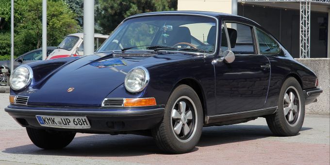 Als Einstiegsmodell bot Porsche von 1965 bis 1969 den Sportwagen Porsche 912 an. Im Jahr 1976 erfolgte eine Neuauflage als Porsche 912 E, die jedoch nur für den US-Markt bestimmt war. Porsche 912