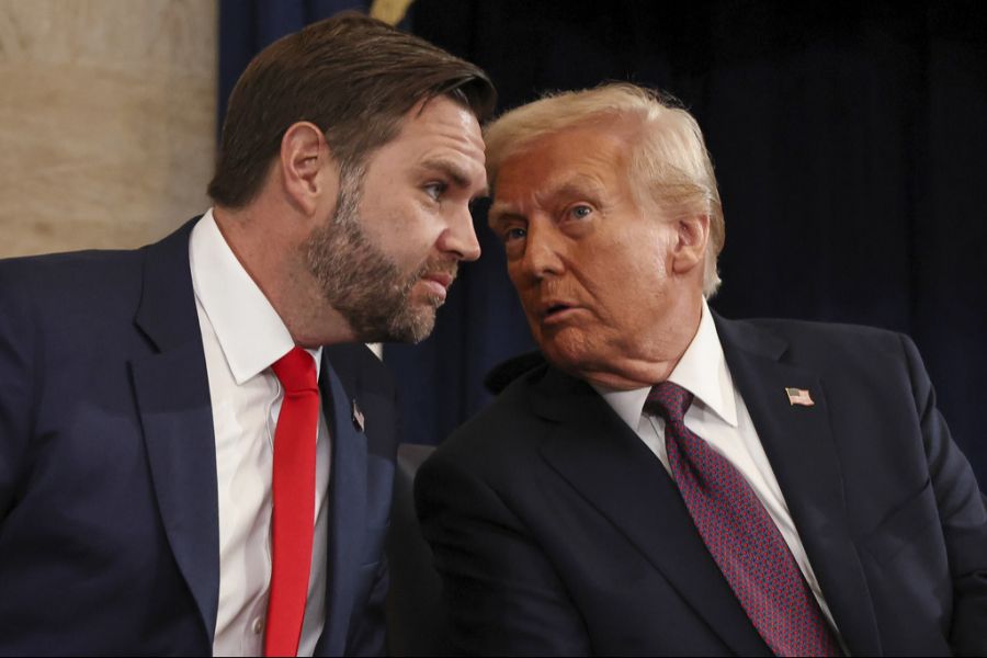 Trumps Vize, J.D. Vance (links), erwähnt in einem Podcast ausdrücklich eine «Epstein-Liste» die es zu veröffentlichen gilt.