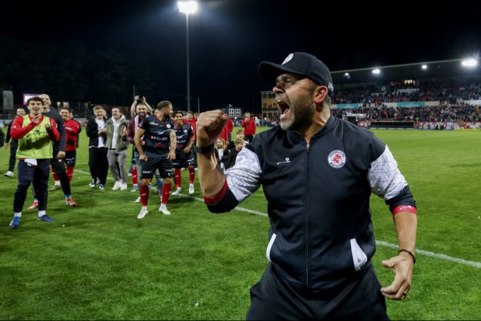 Uli Forte und der FC Winterthur starten in Lausanne. Uli Forte