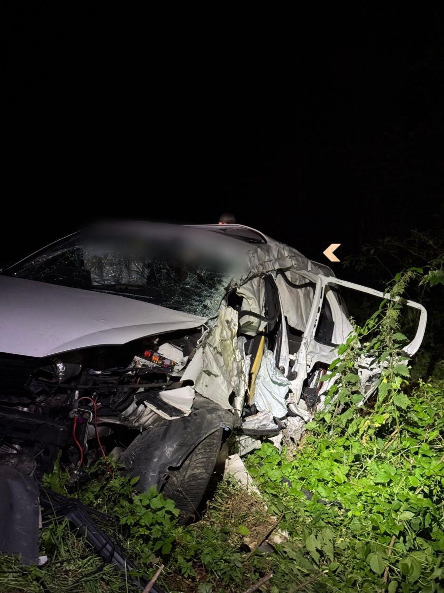 Dabei wurde der 23-jährige Lenker aus dem Fahrzeug geschleudert und schwer verletzt.