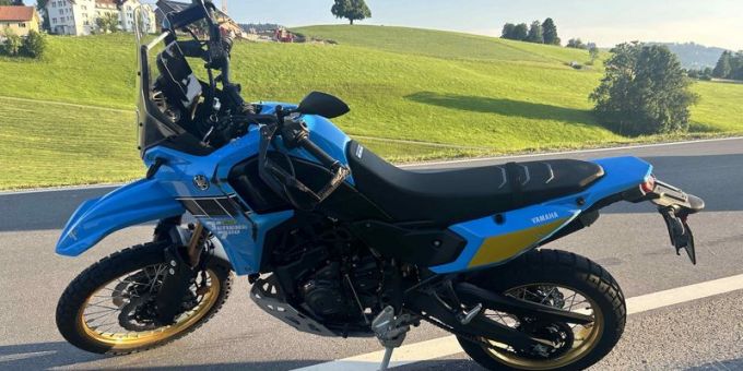 Beschädigtes Motorrad nach Selbstunfall in Wald. Selbstunfall in Wald.