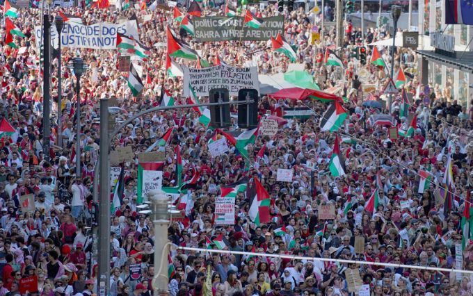 Bei der Demo in Berlin kamen laut Polizei über 12'000 Menschen zusammen, angemeldet waren 5000. Demo