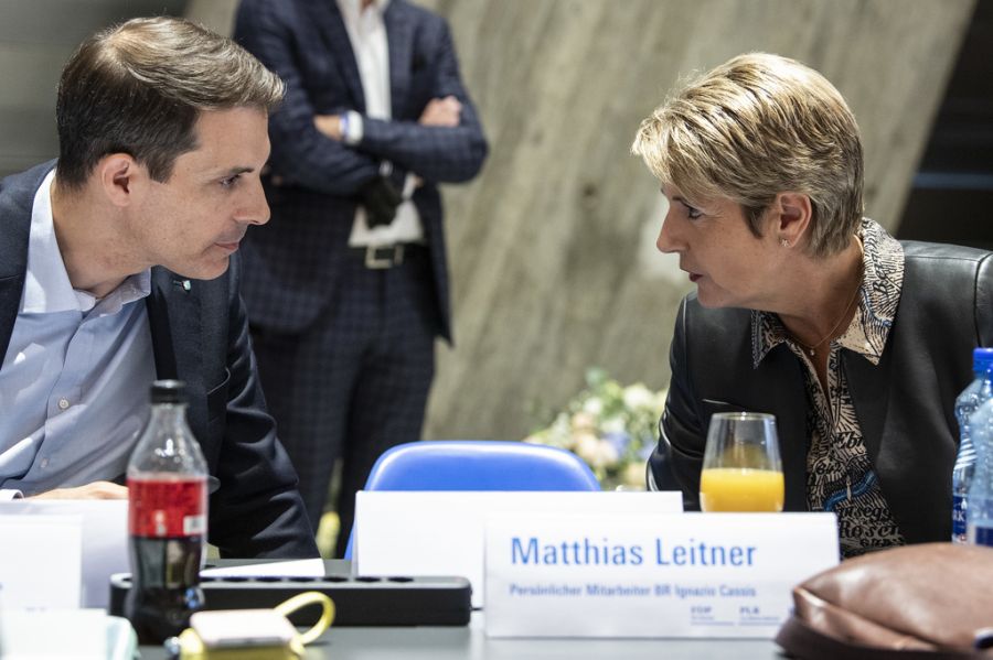 Das «Coca-Cola Zero» stehts in Griffnähe: Thierry Burkart und FDP-Bundesrätin Karin Keller-Sutter im Gespräch.