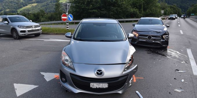 Bei der Autobahnausfahrt Maienfeld kollidierten zwei Autos. Unfall Maienfeld
