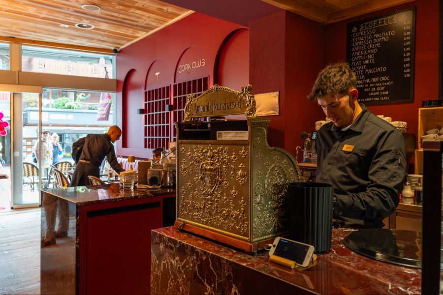 Kasse Bistro Männer Interieur