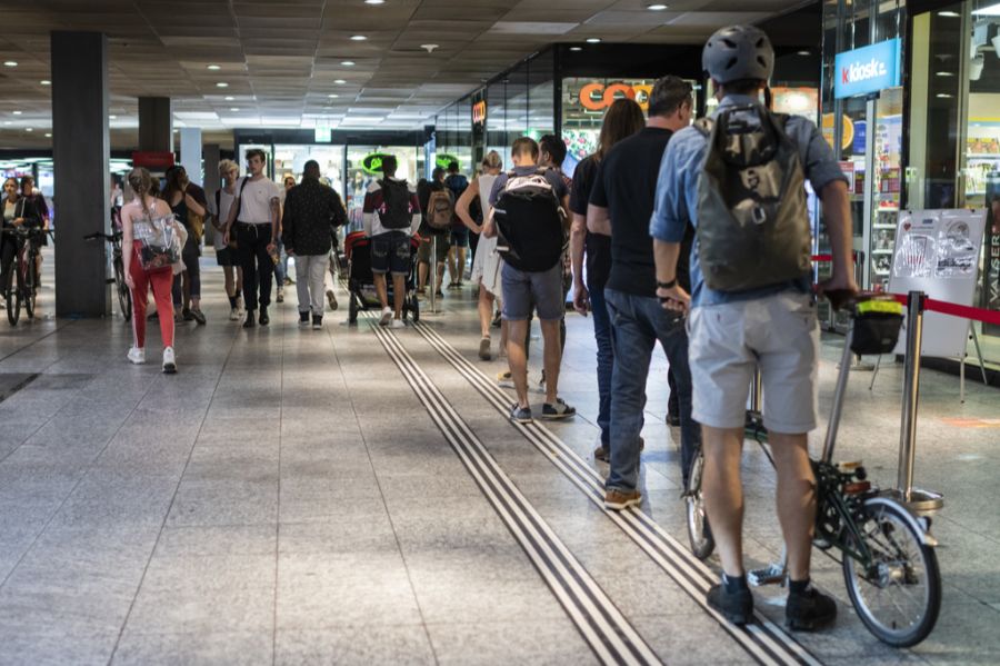 Kunden mit nacktem Oberkörper oder Kundinnen im Bikini seien im Supermarkt sehr selten, heisst es bei Coop.