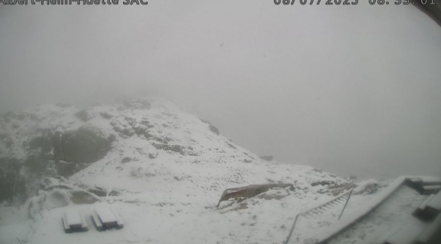 Verschneit ist auch die Landschaft rund um die SAC-Hütte Albert Heim auf 2542 m ü.M. am Fusse des Tiefengletschers in der Nähe des Furkapasses