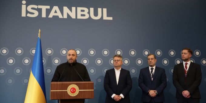 In Istanbul haben die Ukraine und Russland einen Gefangenenaustauschs und die Übernahme von mehr als 6.000 toten Soldaten vereinbart. Jetzt streiten beide Länder über die Umsetzung. Ukraine Istanbul