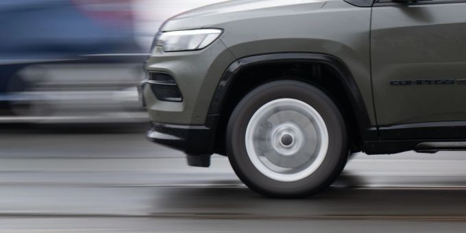 SUV und Geländewagen boomen – und die sind durch ihre Bauart in der Regel schwerer als vergleichbare Autos mit flacherer Karosserie. SUV SChweiz