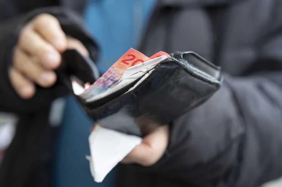 mädchen geld angelockt