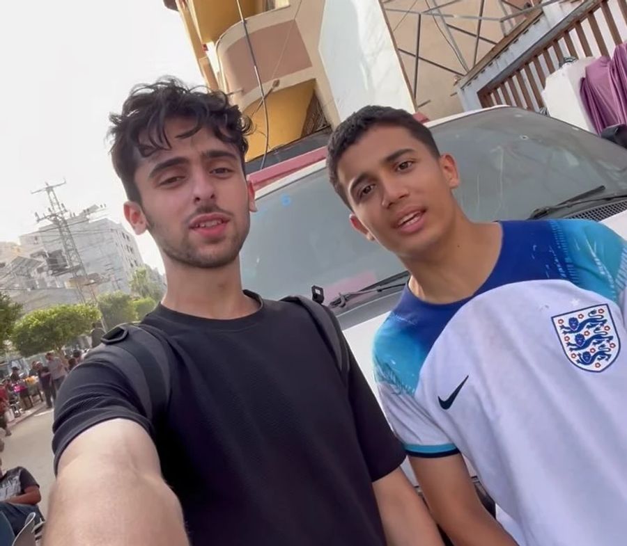 Die beiden Palästinenser Mohammed (links) und Omar zeigen auf ihrem Instagram-Account «omarherzshow» ihren Alltag im Gaza-Streifen.