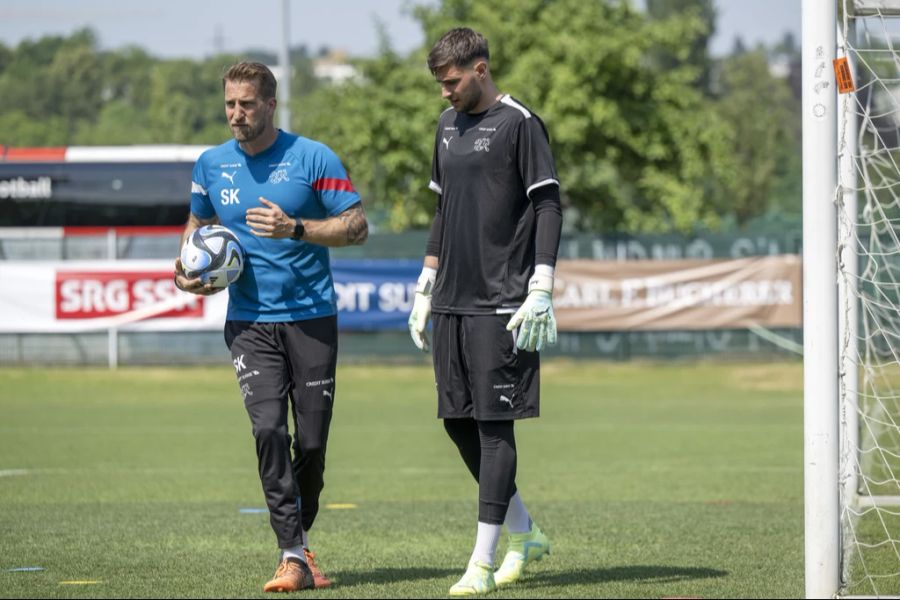 Swen König als U21-Goalietrainer mit Amir Saipi.