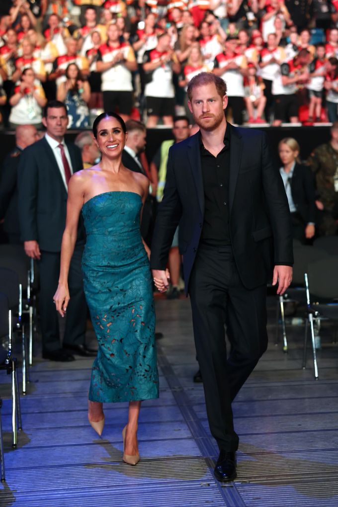 Prinz Harry und seine Frau Meghan Markle leben in den USA. prinz harry